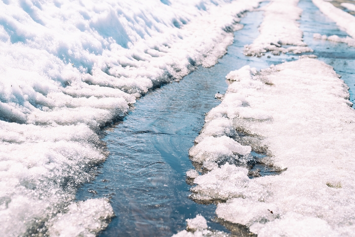 6 Effective Solutions That Melt Ice in Winter